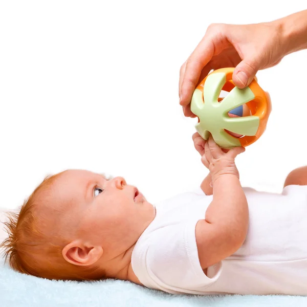 Маленька кладка дитини з іграшкою — стокове фото