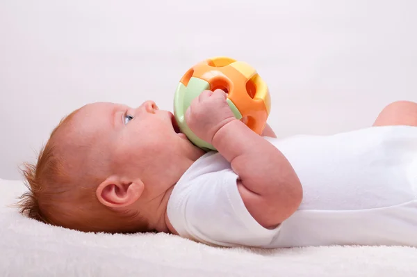 Liten om baby med leksak — Stockfoto