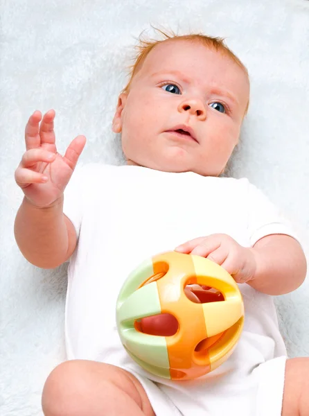 Piccolo bambino in posa con giocattolo — Foto Stock