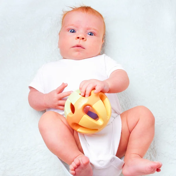 Piccolo bambino in posa con giocattolo — Foto Stock