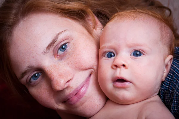Retrato de madre joven y feliz con bebé pequeño — Foto de Stock