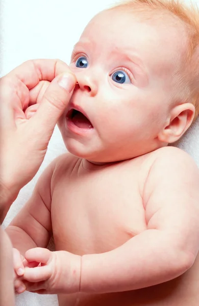 Nyfött barn med mor hand — Stockfoto