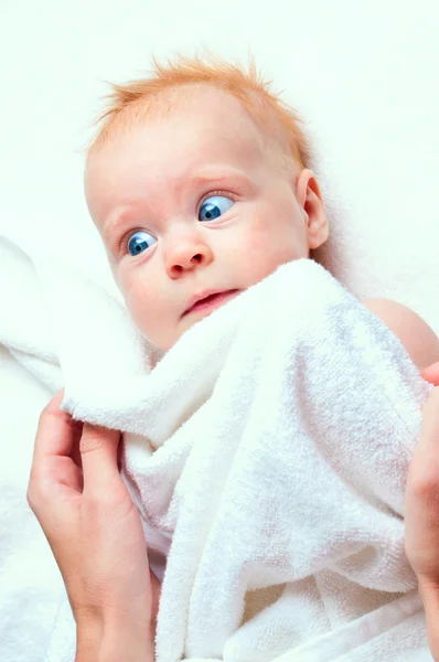 Маленький ребенок в белом полотенце — стоковое фото