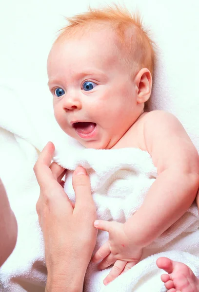 Μωράκι σε λευκή πετσέτα — Φωτογραφία Αρχείου
