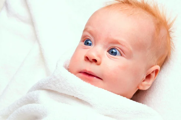 Pequeno bebê em toalha branca — Fotografia de Stock