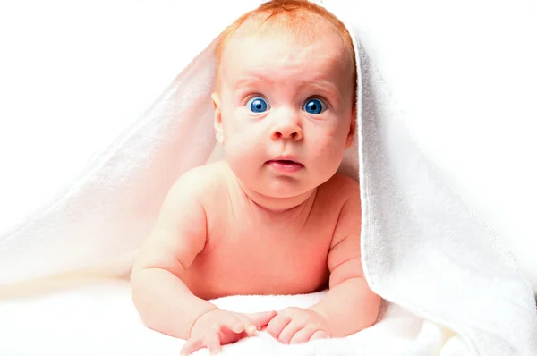 Lilla baby i vit handduk — Stockfoto