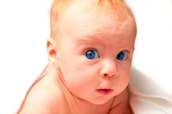Pequeño bebé en toalla blanca — Foto de Stock