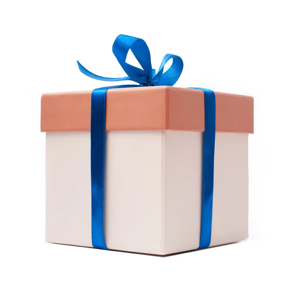Συσκευασία δώρου με μπλε κορδέλα και τόξο απομονωθεί σε λευκό — Φωτογραφία Αρχείου