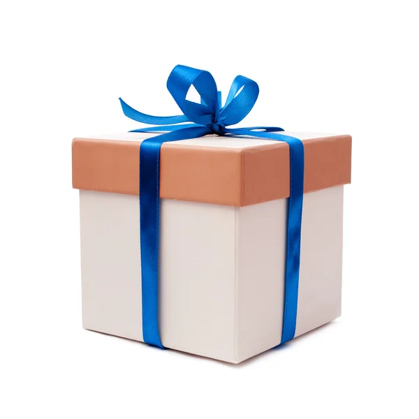 Confezione regalo con nastro blu e fiocco isolato su bianco — Foto Stock