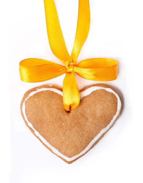 Corazón de pan de jengibre y lazo amarillo aislados sobre fondo blanco —  Fotos de Stock