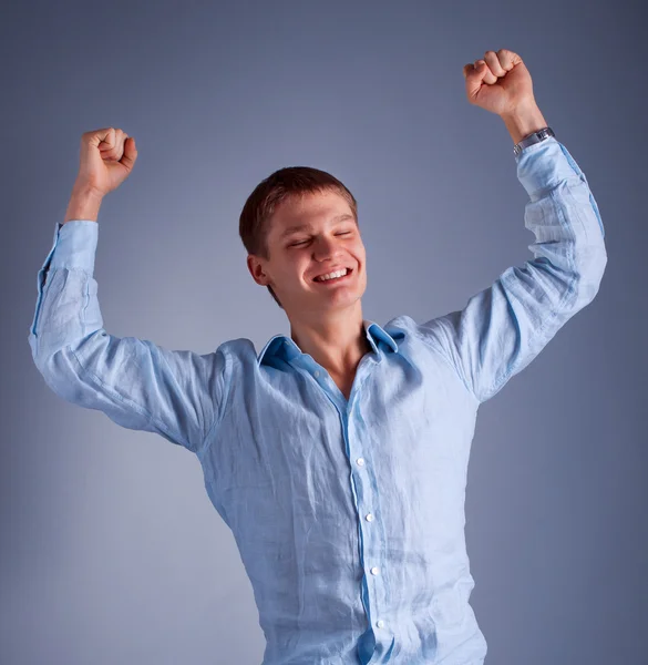 Χαρούμενος νεαρός με υψωμένα τα χέρια — Φωτογραφία Αρχείου
