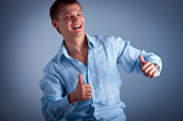 Fiatal férfi mutatja hüvelykujját fel jel — Stock Fotó