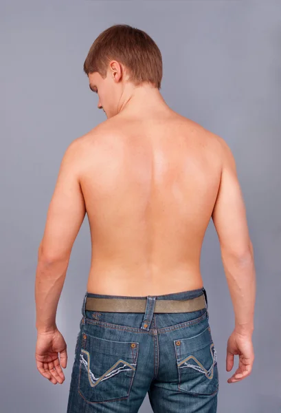 Visão traseira de um jovem musculoso — Fotografia de Stock