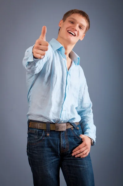 Podobizna mladého muže ukazuje palec nahoru znamení — Stock fotografie