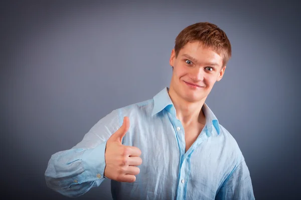 Retrato de um jovem mostrando polegares para cima sinal — Fotografia de Stock