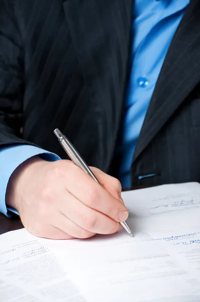 Geschäftsmann mit Kugelschreiber unterschreibt Vertrag — Stockfoto