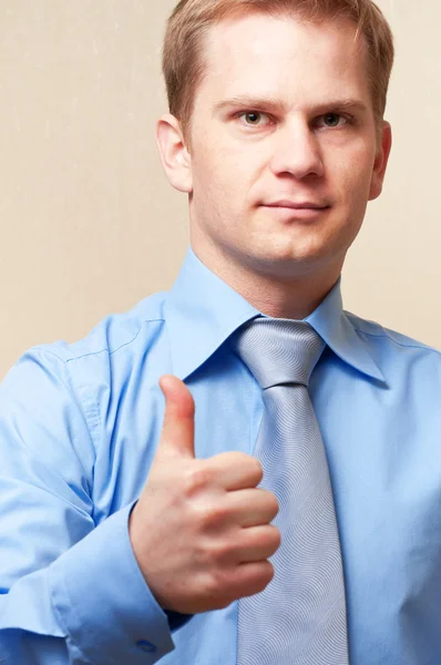 Fiatal üzletember mutatja hüvelykujját fel jel — Stock Fotó