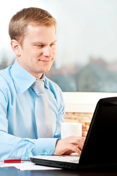 Close-up van een zakenman die werken met laptop — Stockfoto