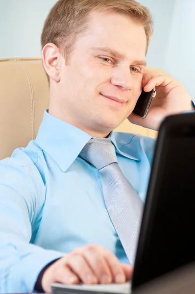 Joven hombre de negocios hablando por teléfono — Foto de Stock