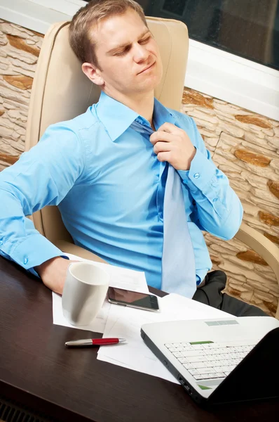 Jonge zakenman met gezondheidsproblemen — Stockfoto