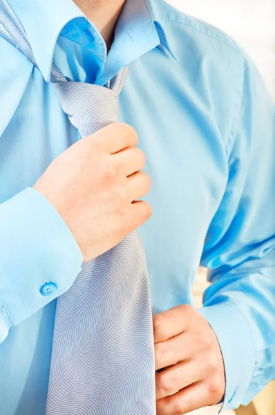 Genç işadamı kravat bağlama — Stok fotoğraf