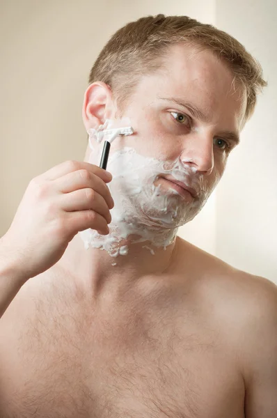 Ritratto di un giovane che si depila — Foto Stock