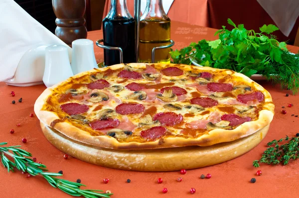 Primo piano di una pizza con salame e funghi — Foto Stock