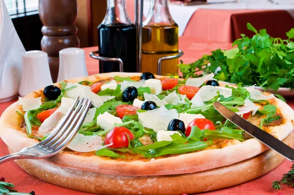 Close-up van een pizza met prosciutto — Stockfoto