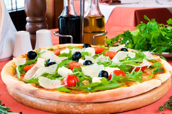 Close-up van een pizza met prosciutto — Stockfoto