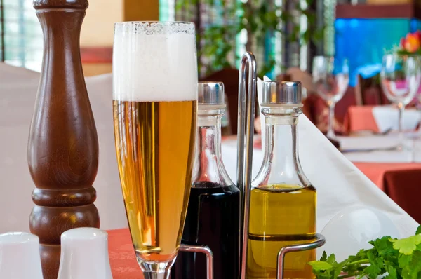 Close-up van een glas van Beer in interieur — Stockfoto