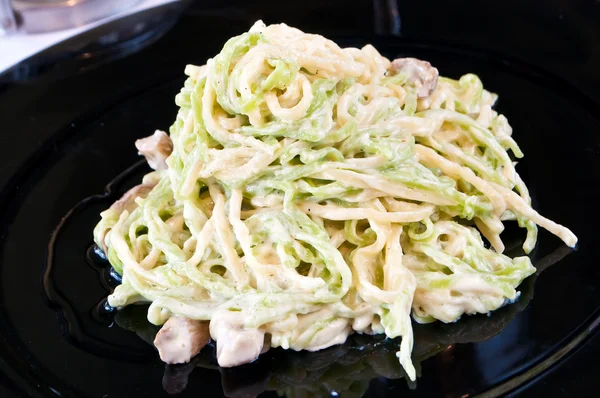 Groene en gele taliolini met porcini champignons — Stockfoto
