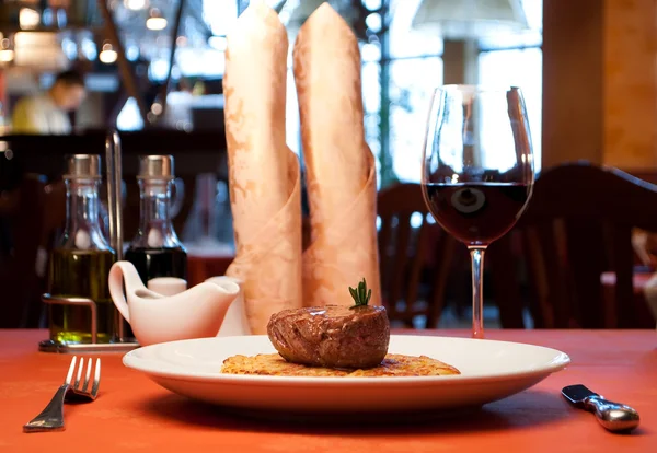 Rossini kalvkött med stekt potatis — Stockfoto