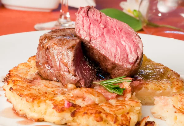 Close-up van een rossini kalfsvlees met gebakken aardappelen — Stockfoto