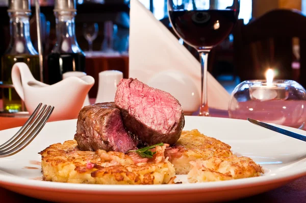 Närbild av en rossini kalvkött med stekt potatis — Stockfoto