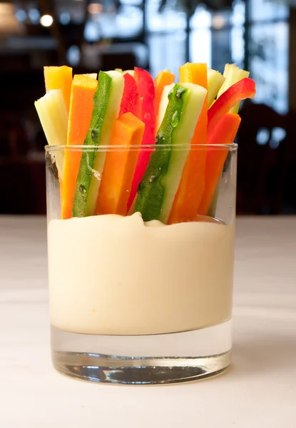 Primer plano de un aperitivo colorido con salsa de jengibre — Foto de Stock