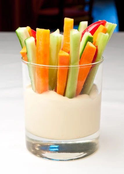 Primer plano de un aperitivo colorido con salsa de jengibre — Foto de Stock