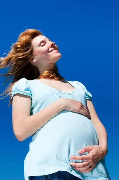 Piękna kobieta w ciąży, zabawy — Zdjęcie stockowe