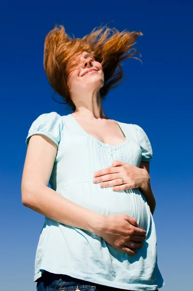Mooie zwangere vrouw plezier — Stockfoto