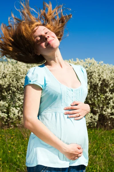 Eğleniyor güzel bir hamile kadın — Stok fotoğraf