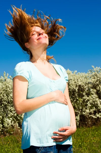 Красивая беременная женщина веселится — стоковое фото