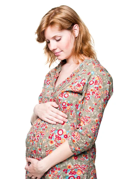 Młoda kobieta w ciąży, trzymając ręce na jej brzuch — Zdjęcie stockowe