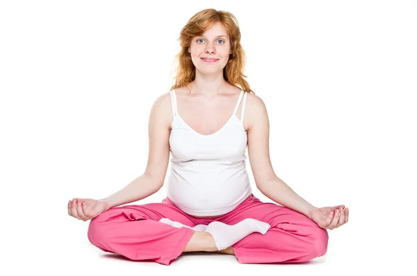 Primer plano de una mujer embarazada sentada en una posición loto — Foto de Stock