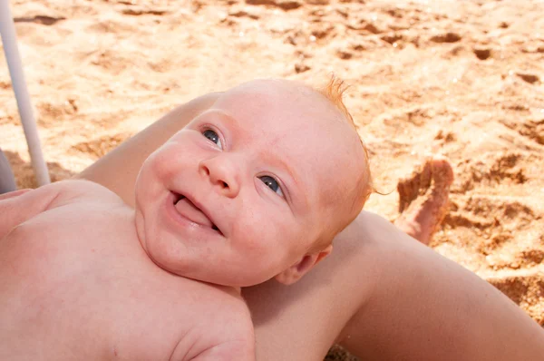 Bebé recién nacido feliz en la playa Imágenes de stock libres de derechos