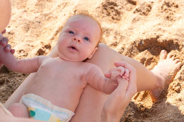 Gelukkig pasgeboren baby op strand Stockfoto