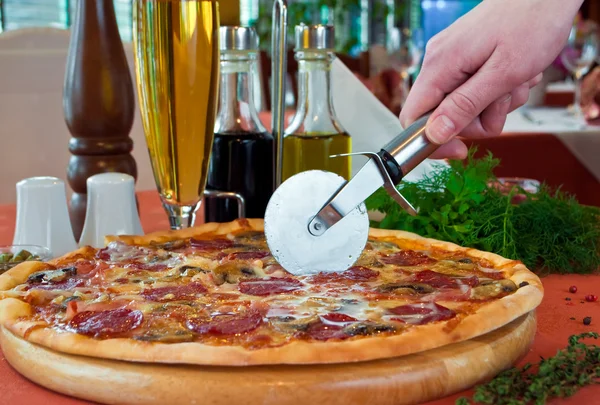Närbild av en pizza med salami och svamp Royaltyfria Stockbilder