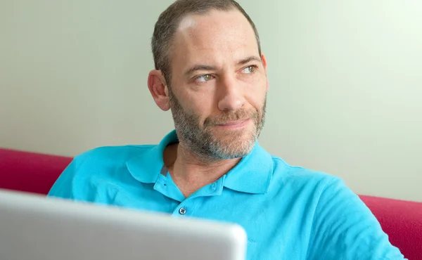 Homem em casa com laptop - casual — Fotografia de Stock