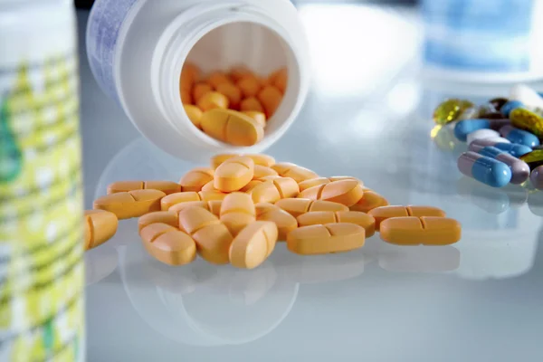 Kilka tabletek vitamine — Zdjęcie stockowe