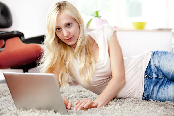 Young woman using Laptop — Stock Photo, Image