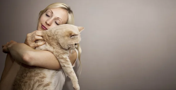 Молодая женщина с котом — стоковое фото