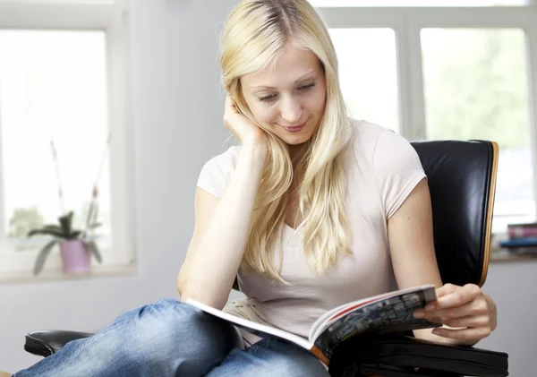 Young Woman reading — Stock Photo, Image